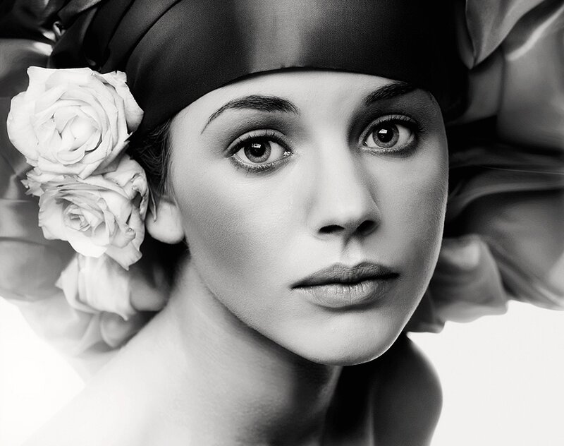 Woman with Roses in Hair — Black