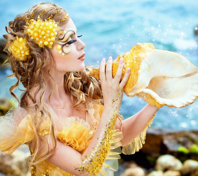 Woman with Seashell — Yellow