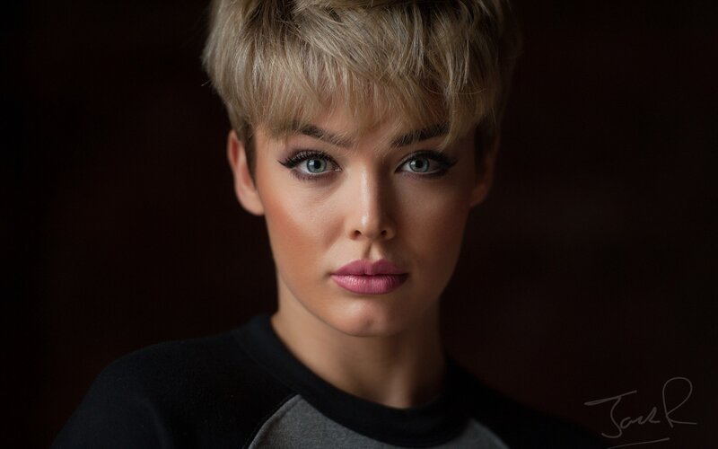 woman with short blonde hair