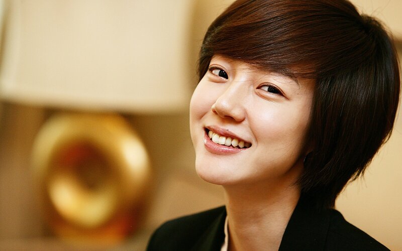Woman with Short Brown Hair — Smiling, Photograph, Lamp