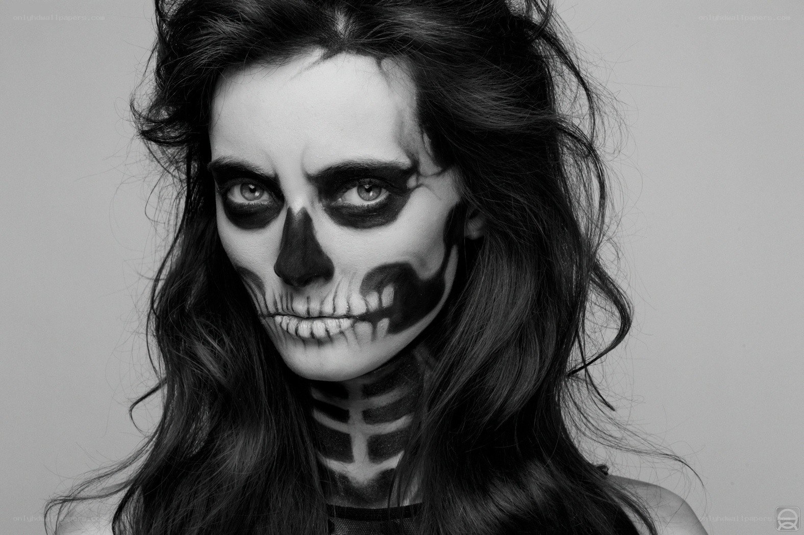 woman with skull makeup