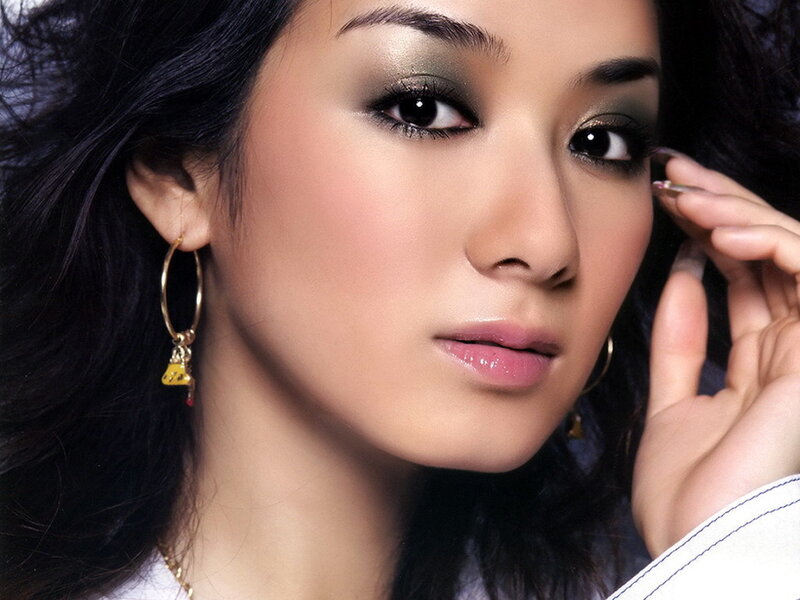 woman with smoky eye makeup