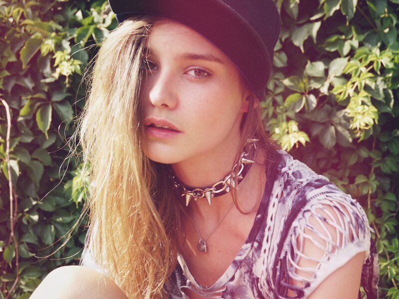 woman with spiked choker and hat
