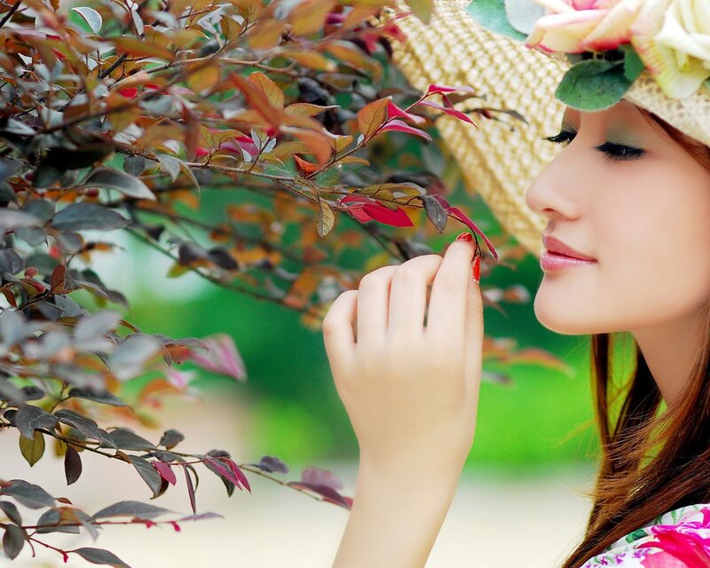 Woman with Straw Hat — Green