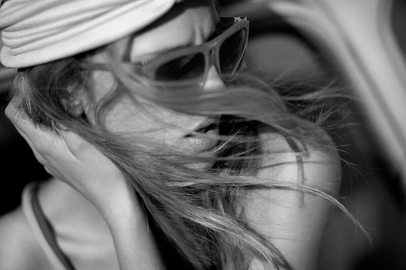 woman with sunglasses and hat