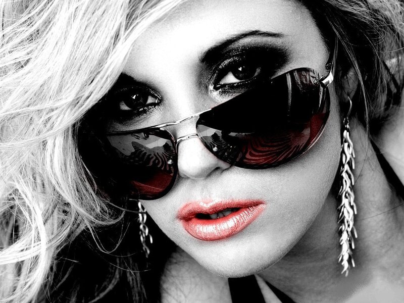 woman with sunglasses and red lips