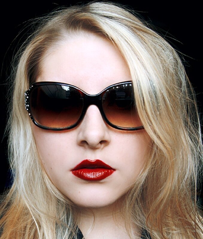 woman with sunglasses and red lipstick
