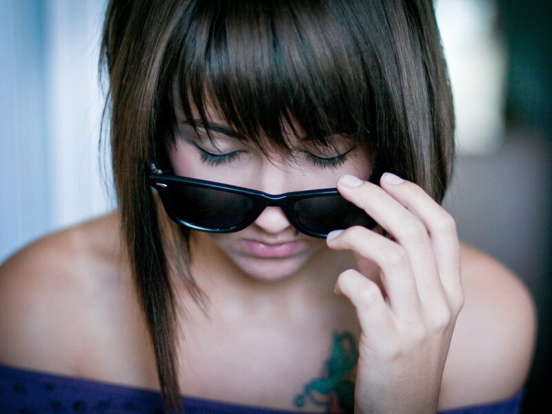 woman with sunglasses and tattoo