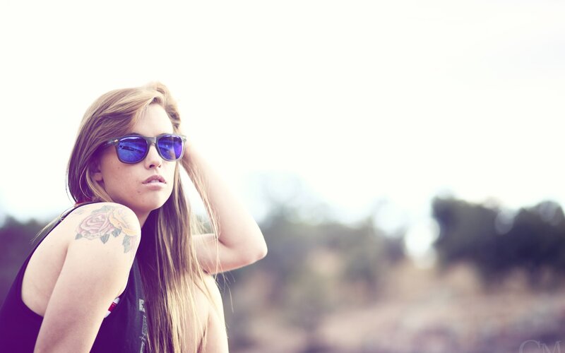 woman with sunglasses and tattoo