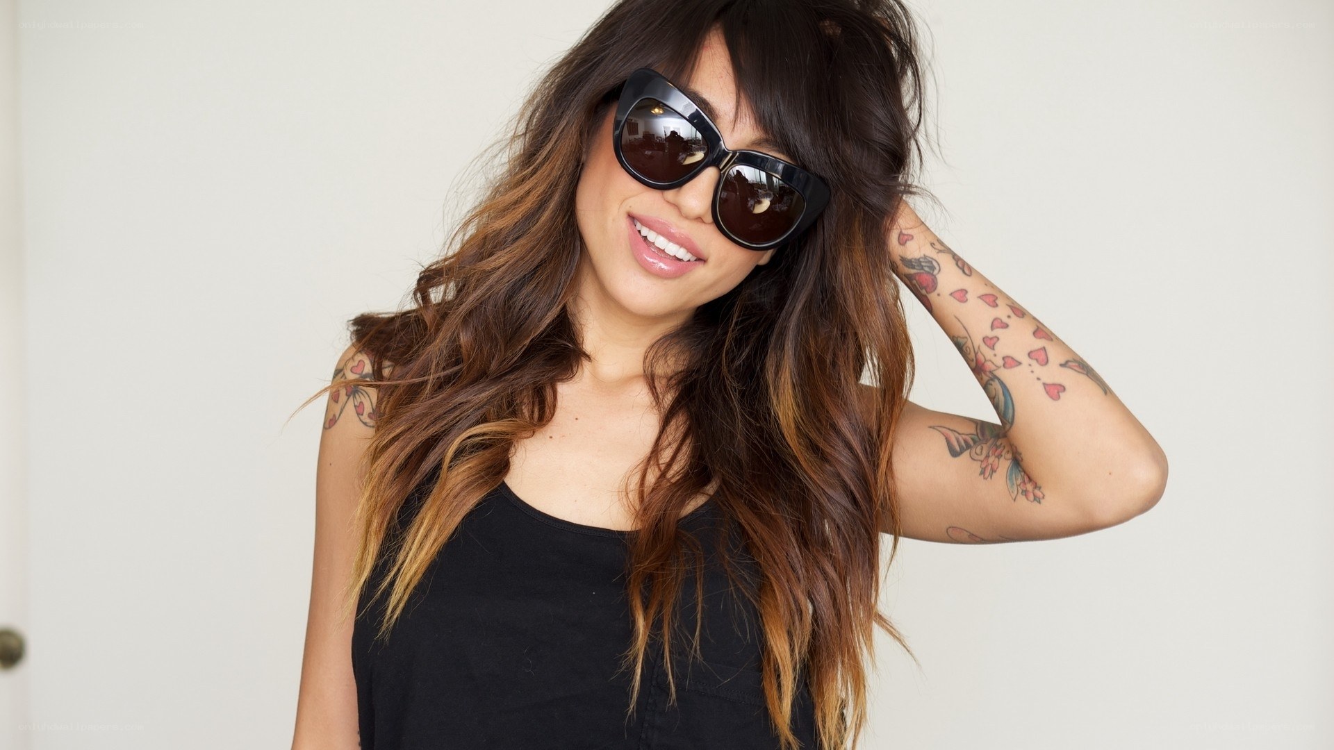 woman with sunglasses and tattoos