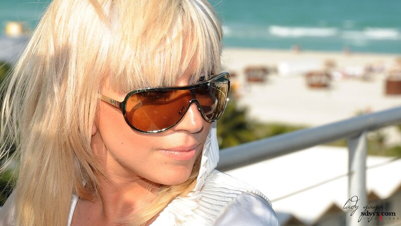 woman with sunglasses at beach