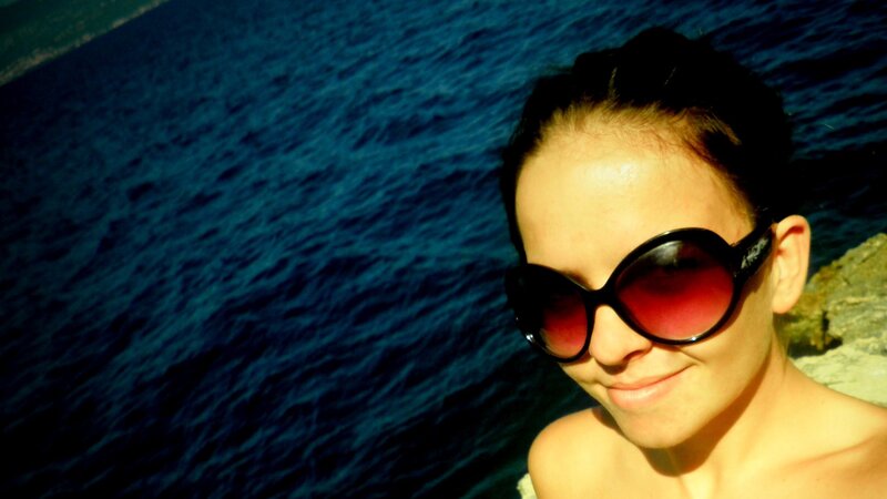 woman with sunglasses by the sea