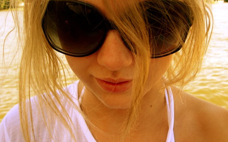 woman with sunglasses by water