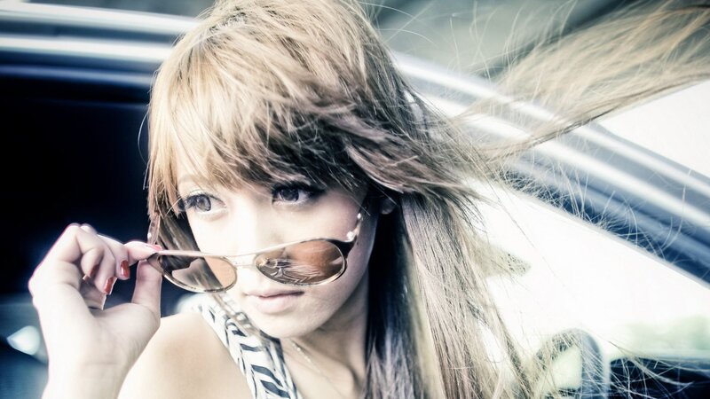 woman with sunglasses in car