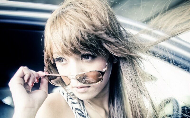 woman with sunglasses in car