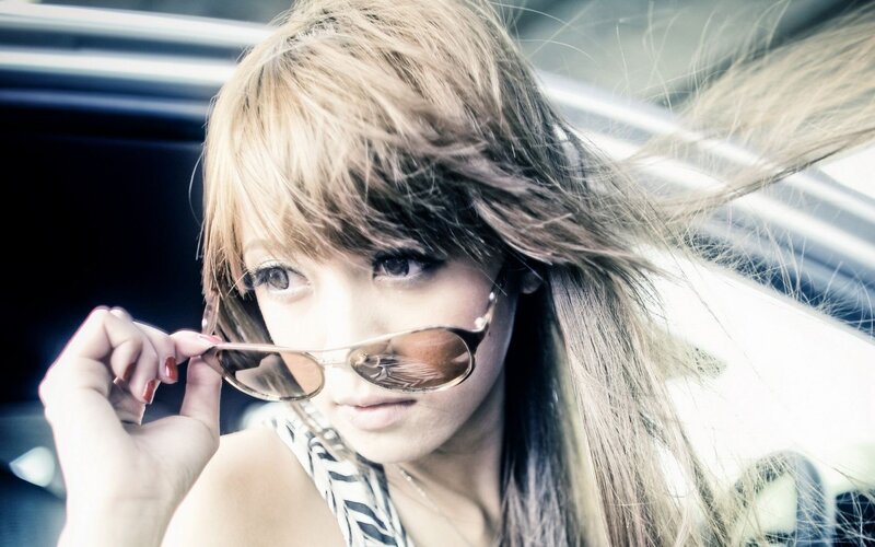 woman with sunglasses in car