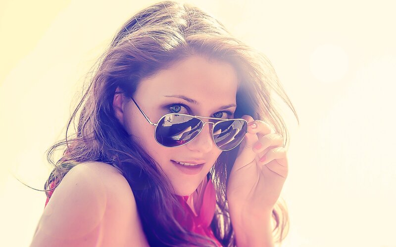 woman with sunglasses in sunlight