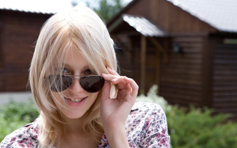 woman with sunglasses outdoors