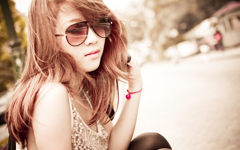 woman with sunglasses outdoors