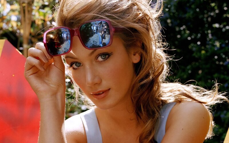 woman with sunglasses outdoors