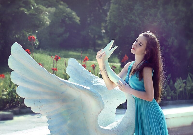 Woman with Swan Statue