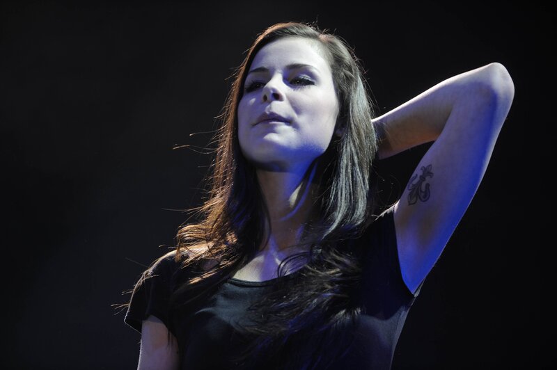 woman with tattoo on stage