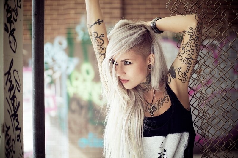 woman with tattoos and blonde hair