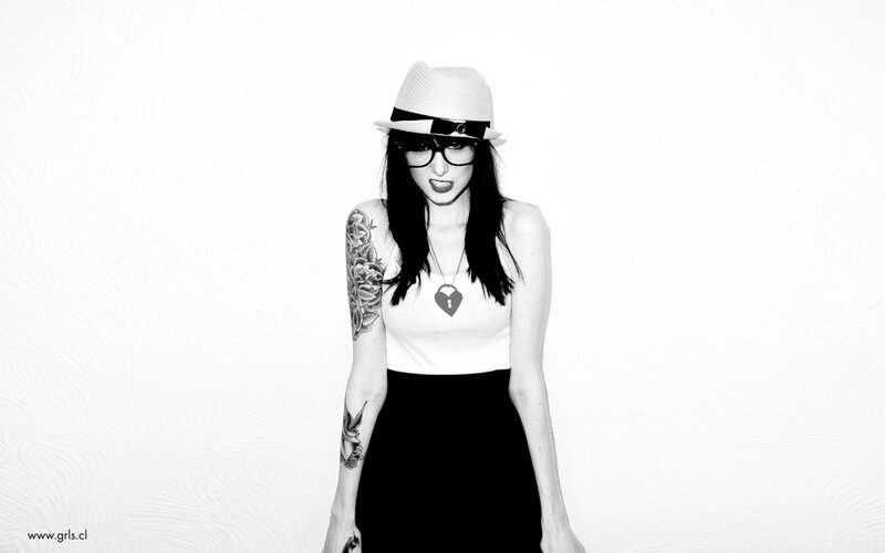 woman with tattoos and hat