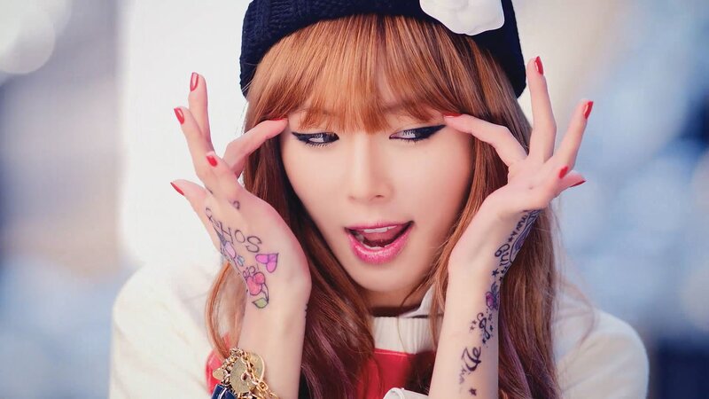 woman with tattoos and red nails