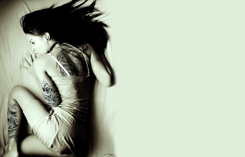 Woman with Tattoos Lying Down — Black