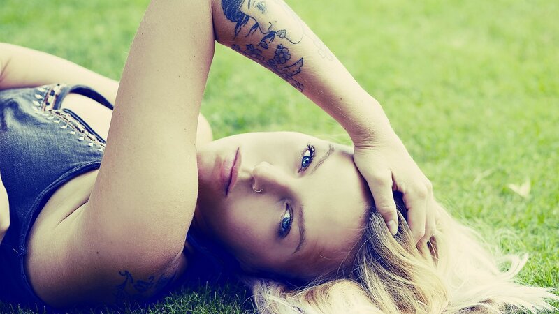 Woman with Tattoos Lying — Green, Calm