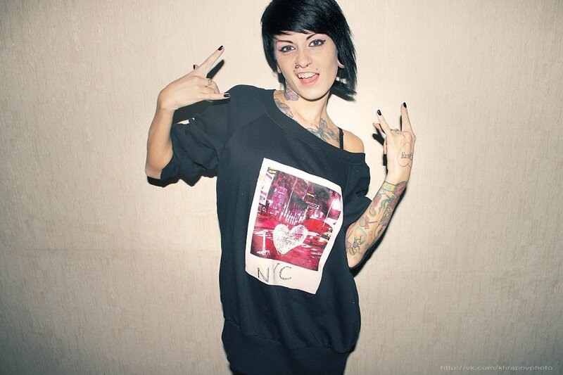 woman with tattoos posing in NYC shirt