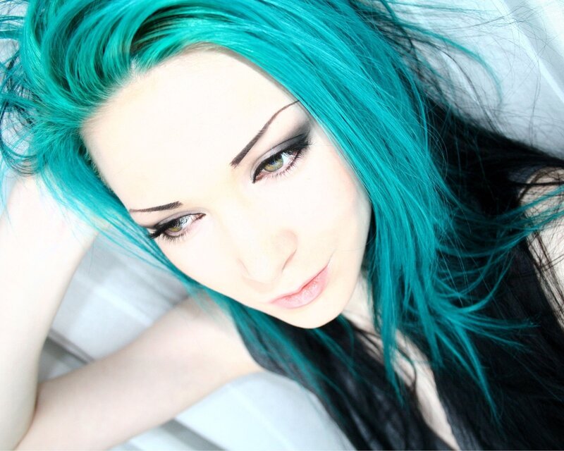 woman with teal hair
