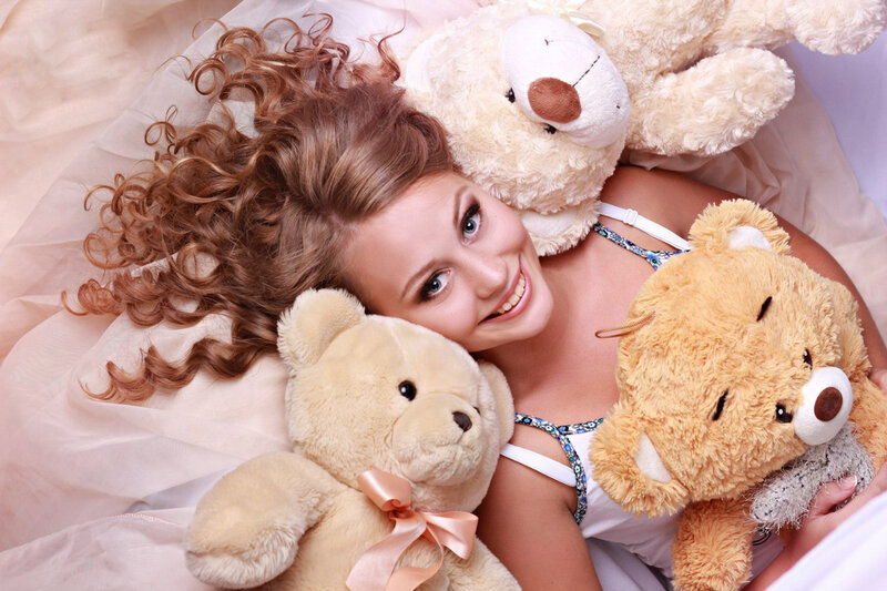 Woman with Teddy Bears — Beige
