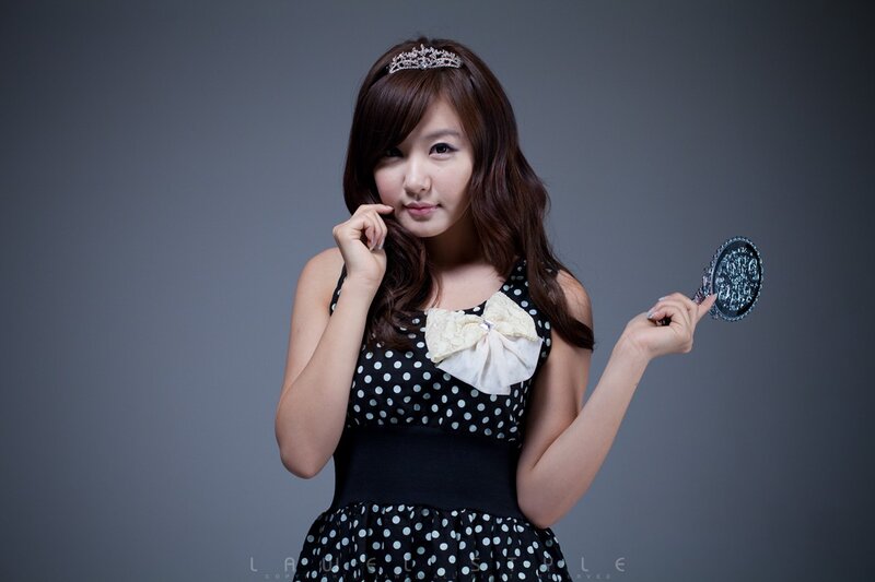woman with tiara and mirror