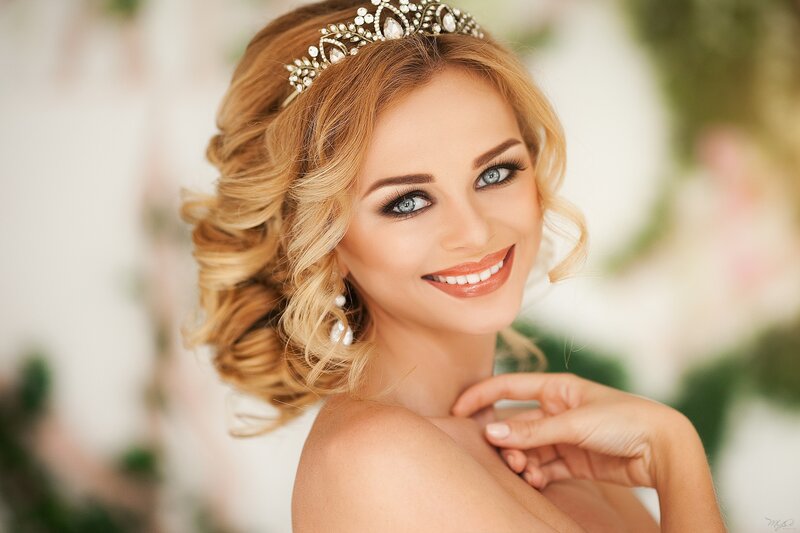 Woman with Tiara — Blonde