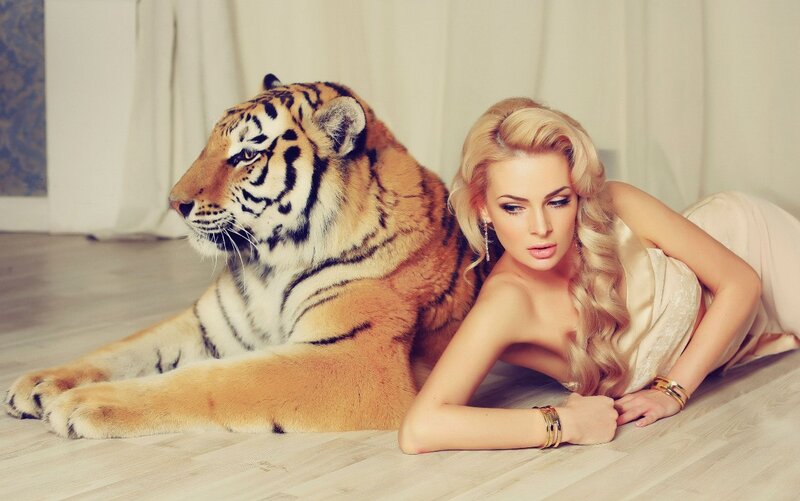 Woman with Tiger — Beige, Calm