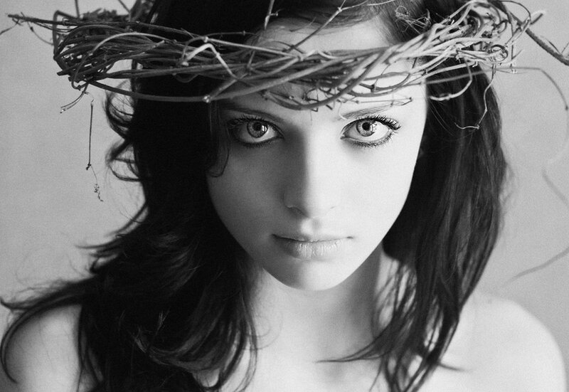 woman with twig crown