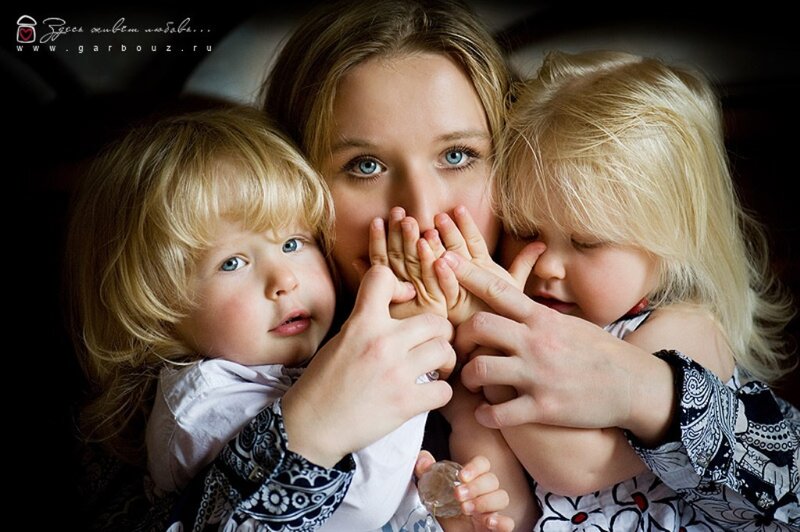 Woman with Two Children — Black