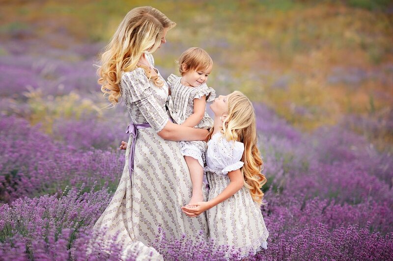 Woman with Two Children — Purple
