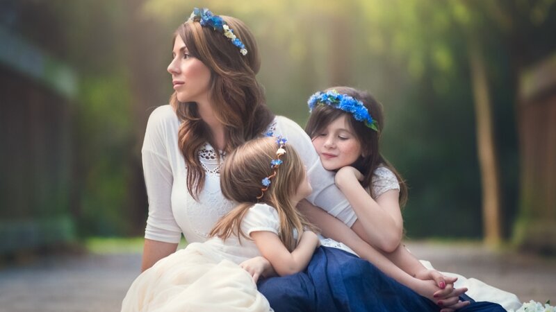 Woman with Two Girls — Blue
