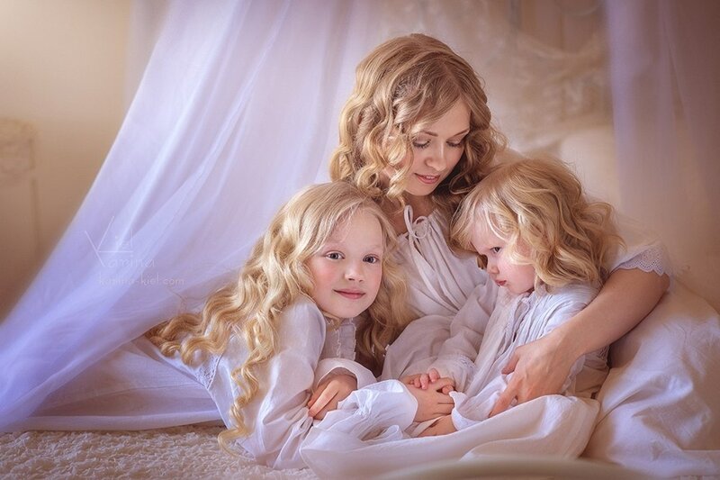 Woman with Two Girls — White
