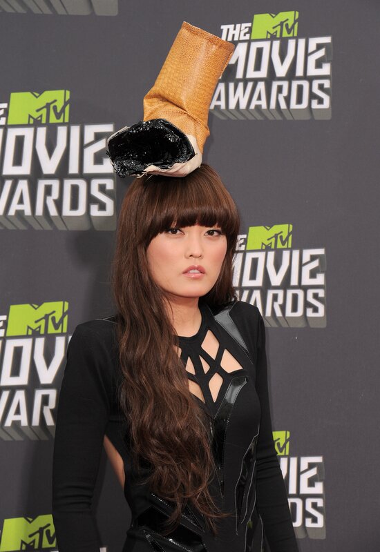 woman with unique hat at awards