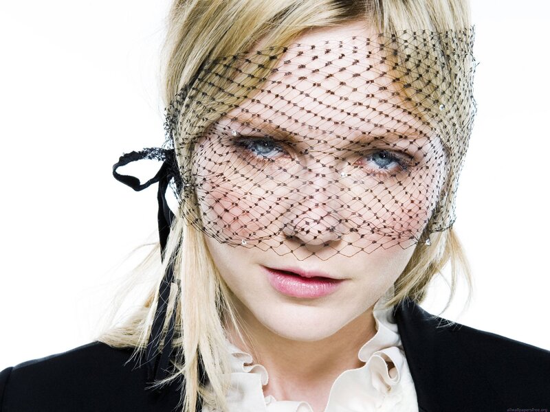 woman with veil and blonde hair