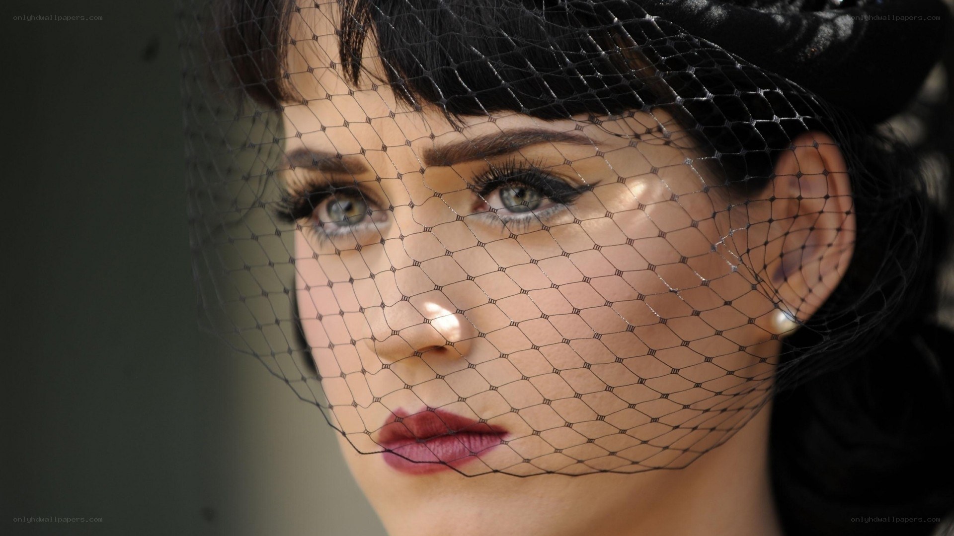 woman with veil and bold makeup