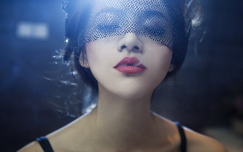 woman with veil and red lips