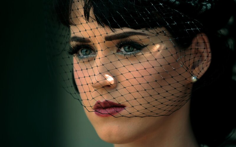 woman with veil and red lips
