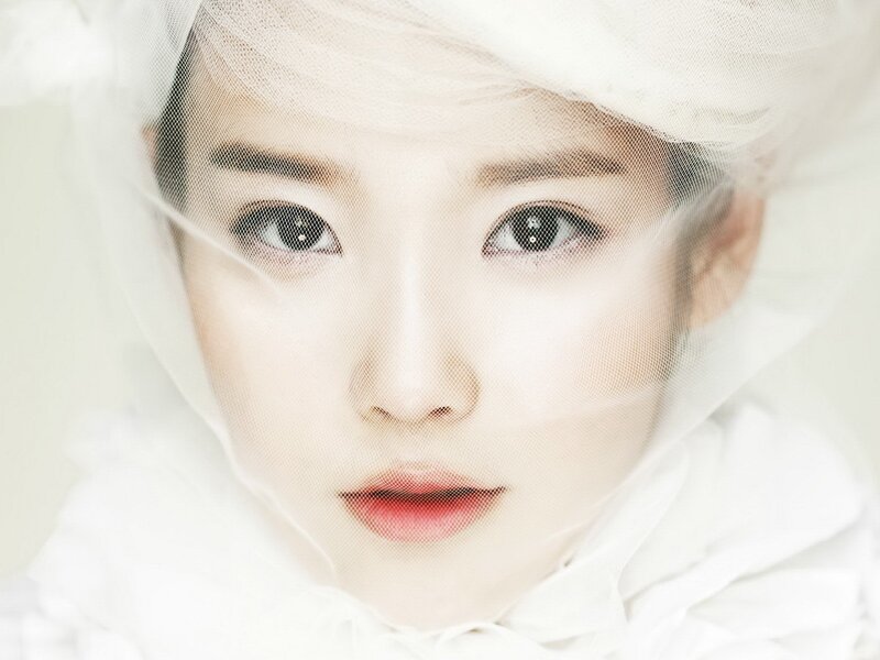 woman with veil and red lips