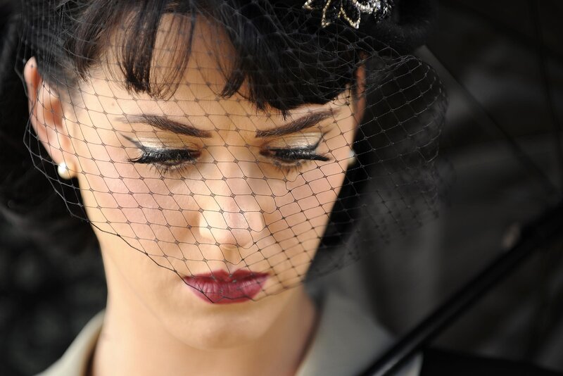 woman with veil and vintage makeup
