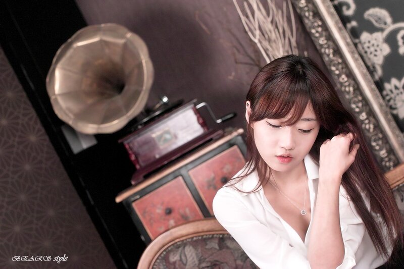 woman with vintage gramophone